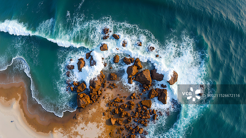 海浪拍打礁石的壮丽景象图片素材