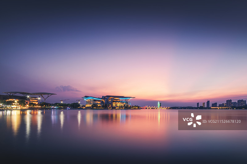 蛾眉月落-无锡大剧院图片素材