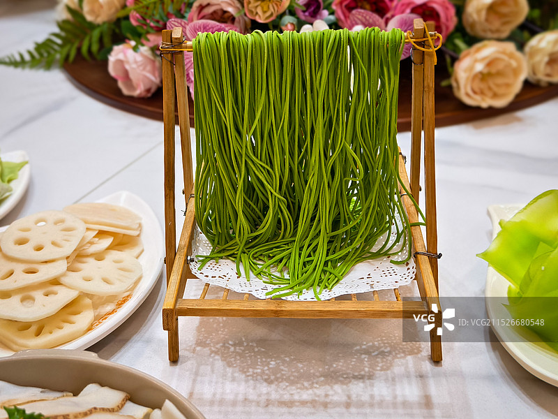 放在桌子上的精美小吃图片素材