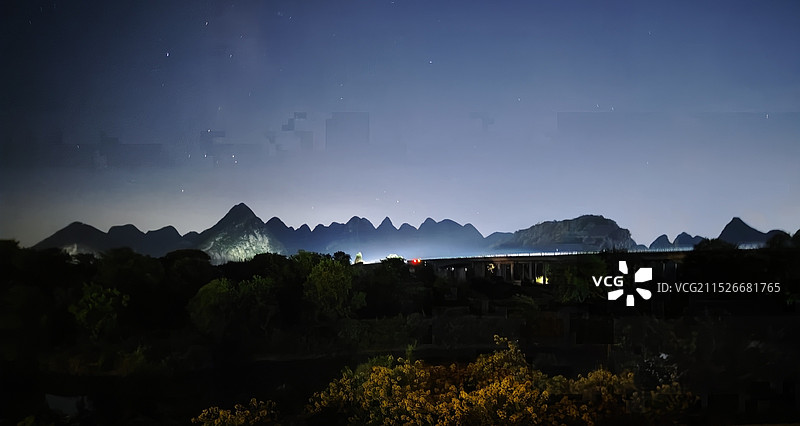 《桂林水印长廊附近夜色中水墨画般的山水图片素材