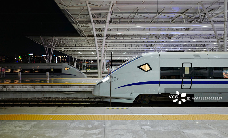灯火通明的高铁车站图片素材