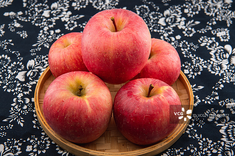 新疆阿克苏冰糖心苹果图片素材