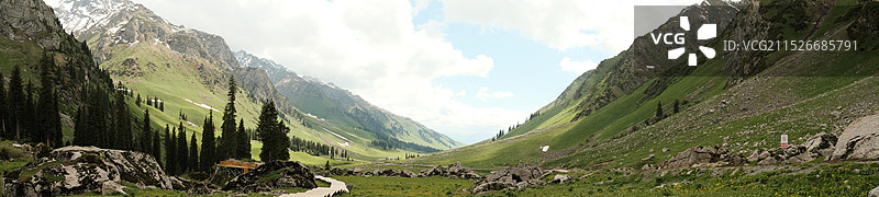 孟克特古道积雪与草原温泉图片素材
