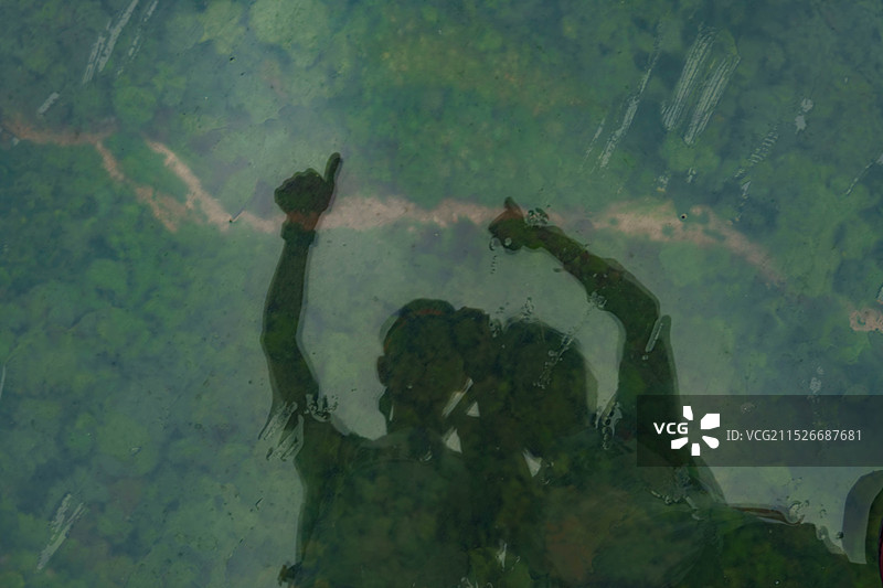 张家界大峡谷玻璃桥浪漫的双人影子图片素材