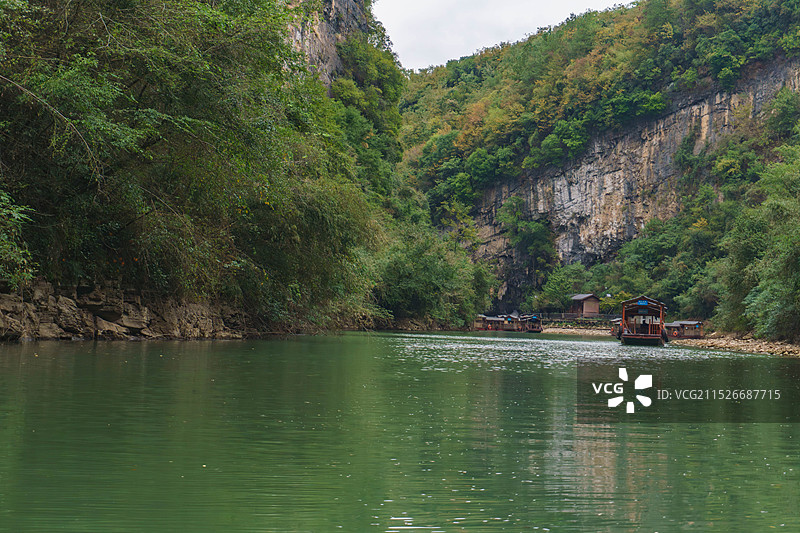 张家界大峡谷碧绿湖水上乘坐游船图片素材