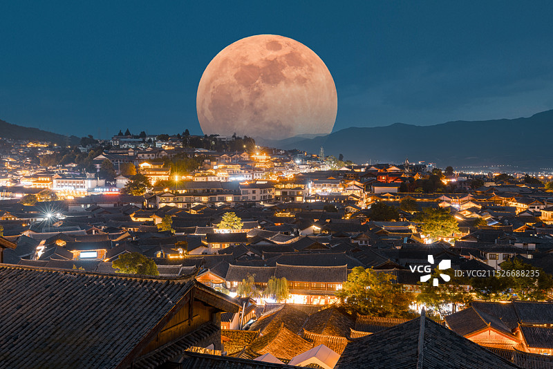 云南省丽江市丽江古城超级月亮升起来图片素材