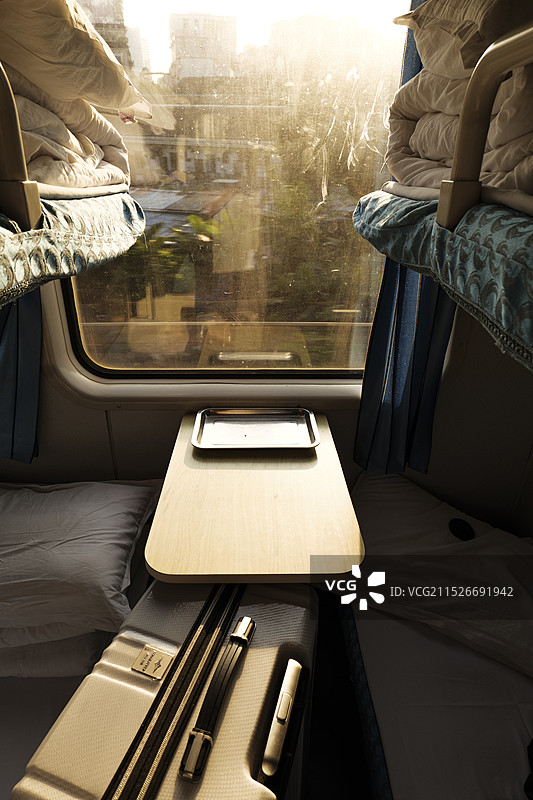 夕阳下的卧铺车窗图片素材