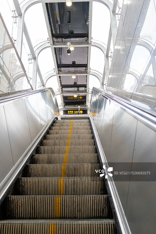 自动扶梯低角度视图图片素材