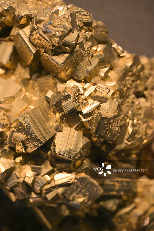 金光闪闪的黄铜矿石图片素材