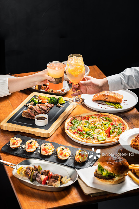 两人聚餐碰杯图片素材