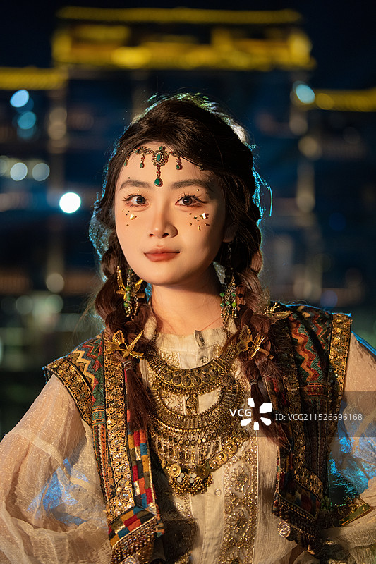 古国公主服饰人像夜景图片素材