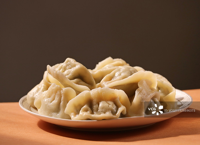 一盘美味的茴香馅饺子图片素材
