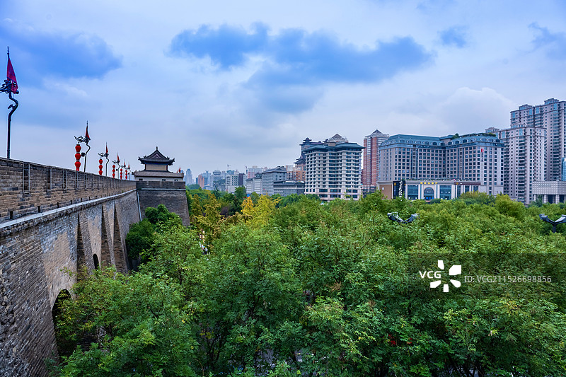 西安城墙内外古老与现代建筑对比融合图片素材