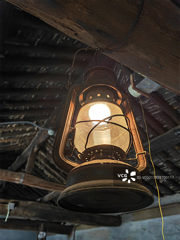 老物件旧物手持电灯特写图片素材