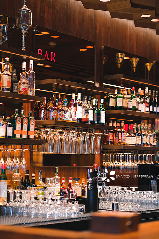 酒吧吧台中的玻璃杯与各类洋酒图片素材