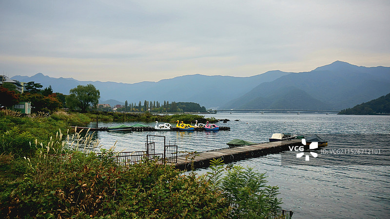 日本山梨县河口湖町，深秋的河口湖图片素材