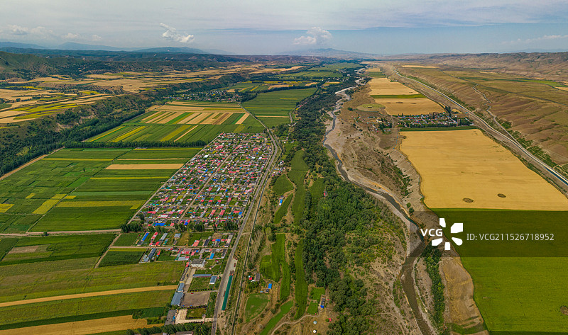 新疆伊犁新源县伊犁河支流巩乃斯河河谷绿洲农田图片素材