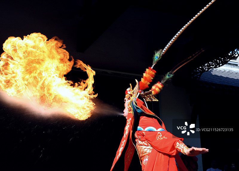 吐火是川剧中独一无二的神秘绝技，属于四川非物质文化遗产。图片素材