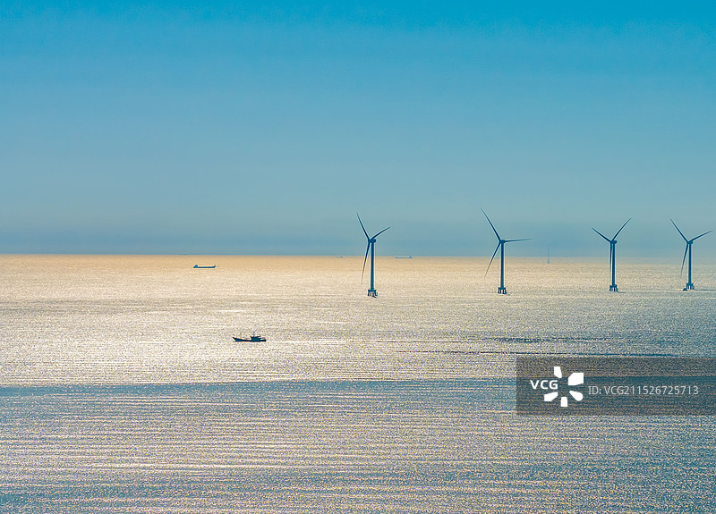 晨光中，浙江温岭的海上风力发电。图片素材
