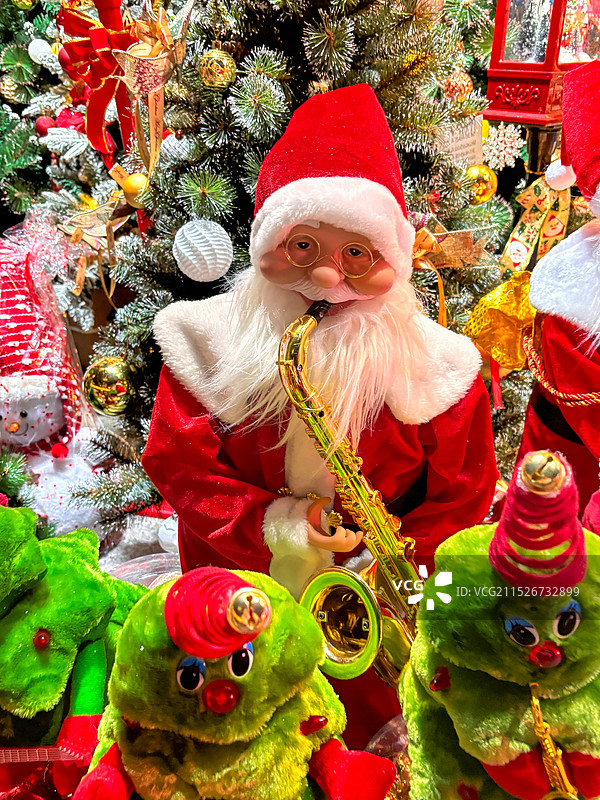 吹萨士风的圣诞老人图片素材