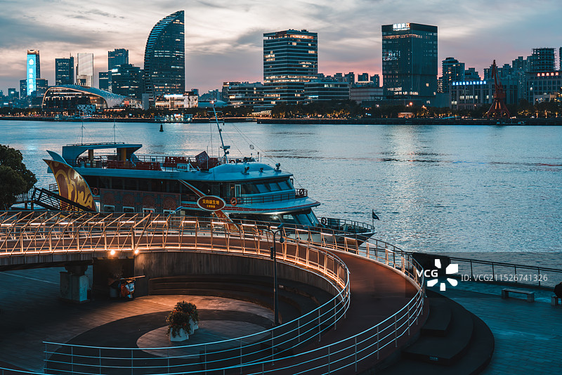 晚霞中的上海歇浦路渡口图片素材