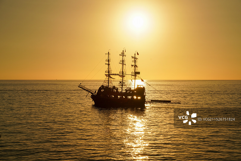 落日中的船图片素材