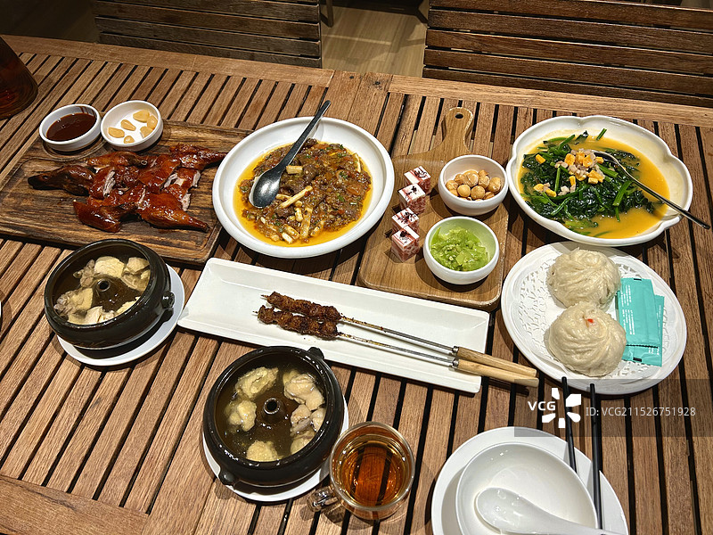 云南昆明云南菜晚餐汽锅鸡破酥包图片素材