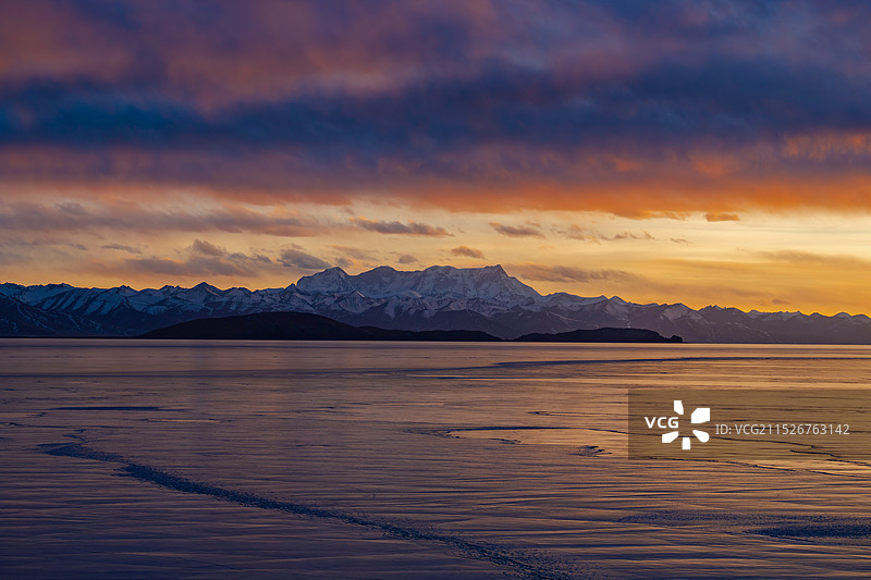 神山圣湖夕阳斜图片素材