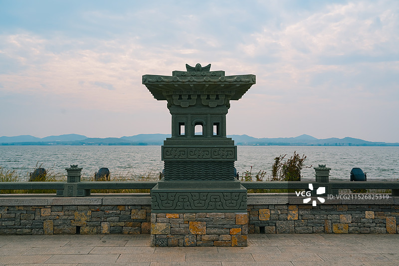 山东省济宁市曲阜尼山圣境观水台 圣水湖湖畔图片素材