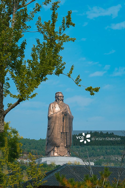 孔子像 山东省济宁市曲阜尼山圣境 世界最高孔子像 72米图片素材