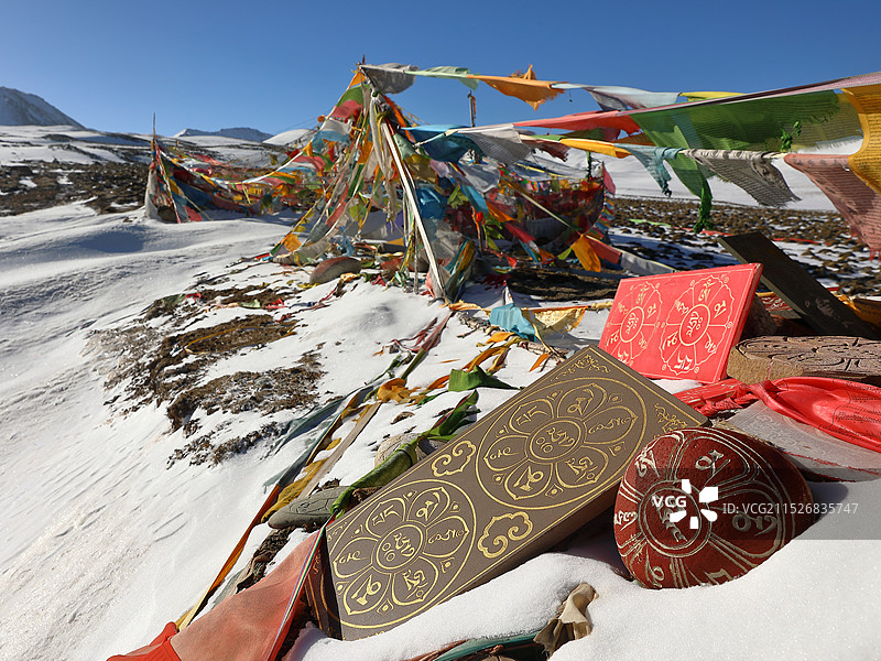 西藏 玛尼石 经幡 藏文图片素材
