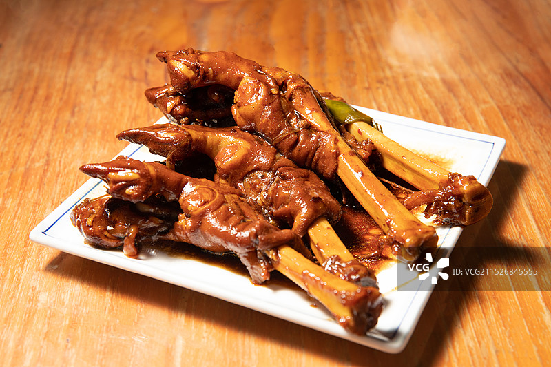 木桌上盘子里的山西太原煮羊蹄的高角度视图图片素材