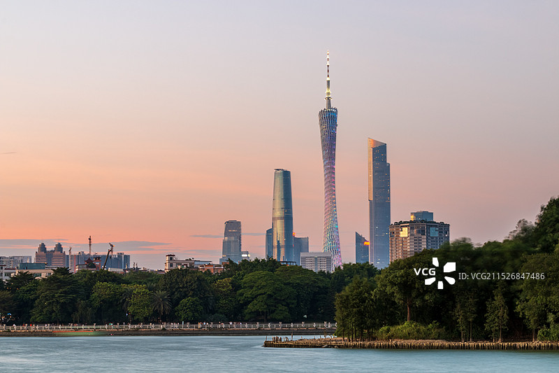 秋天日落时分的广东广州海珠湖与广州塔城市建筑自然风光湖光倒影图片素材