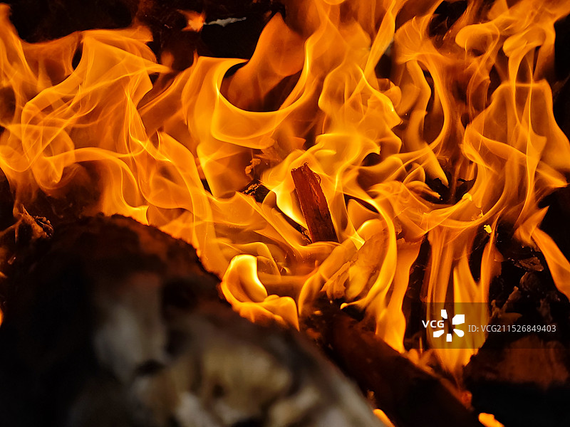 广东荔枝木焗窑鸡 古法柴火番薯火焰图 泥焗鸡图片素材