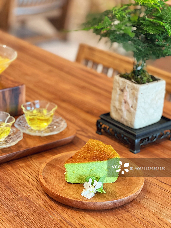 下午茶点开心果巴斯克蛋糕图片素材