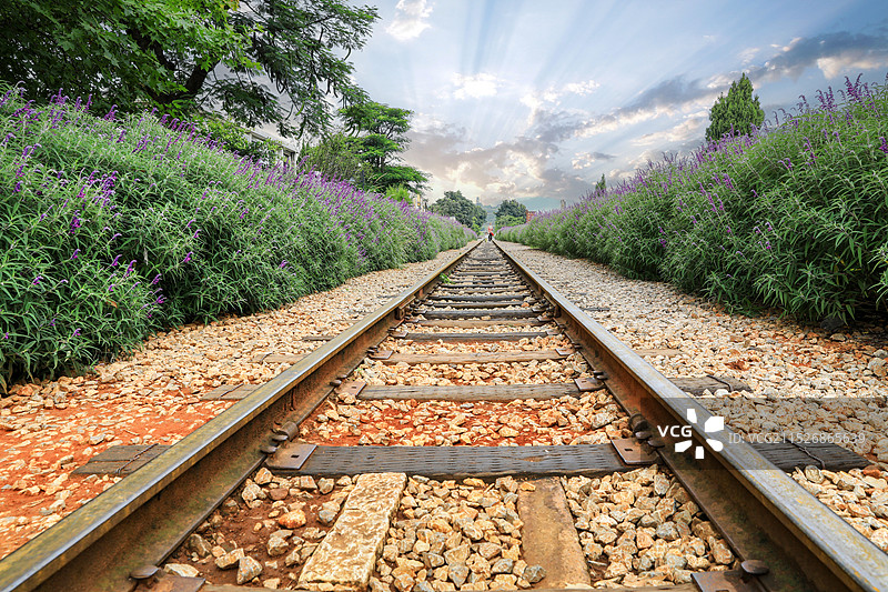 云南建水古城旅游观光铁路和向远方延伸的铁轨图片素材
