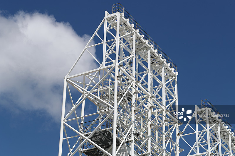 蓝天白云下的脚手架图片素材