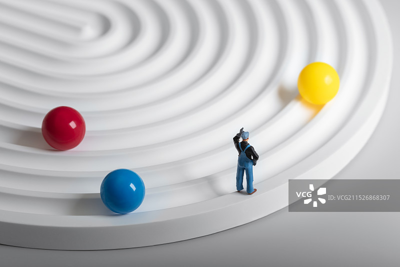 微缩创意抽象轨道与三色球图片素材