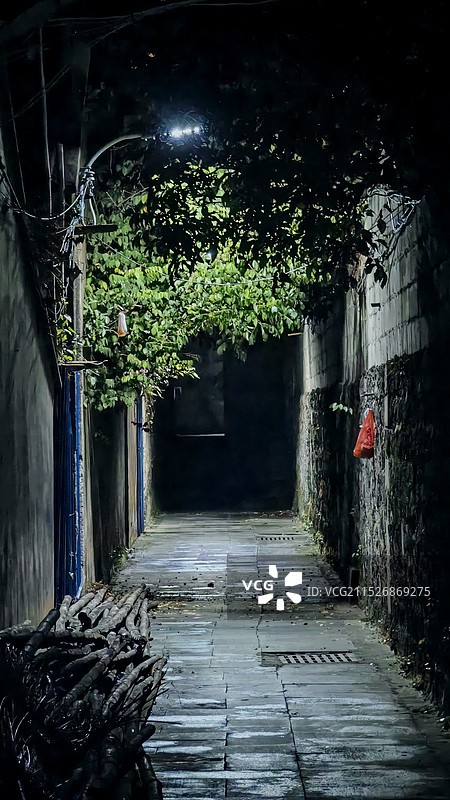 深夜幽静石板小巷图片素材
