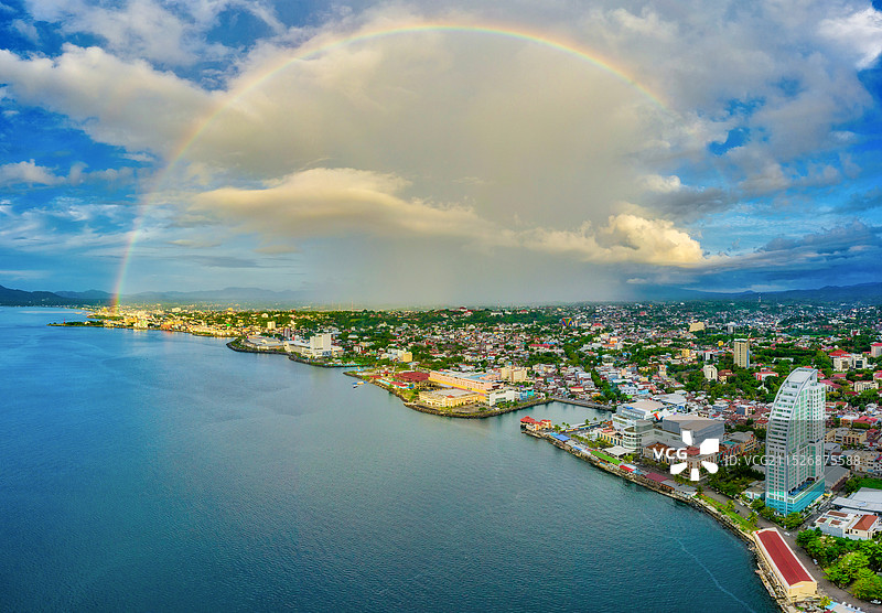 航拍印尼美娜多雨后海上双彩虹图片素材