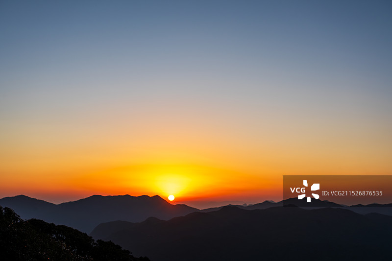 摄猎《哀牢山日出》2024年2月4日云南省哀牢山图片素材