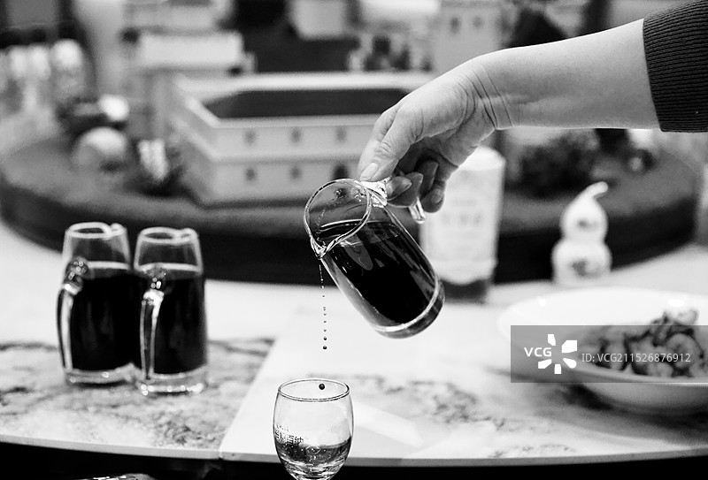 倒酒图片素材