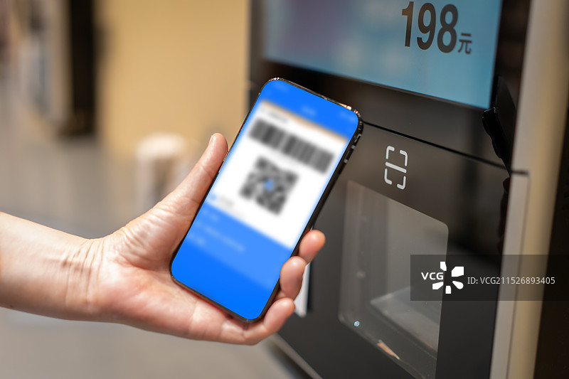 在现代自动售货机上使用智能手机进行非接触式支付图片素材