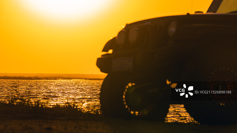 夕阳下的越野车图片素材