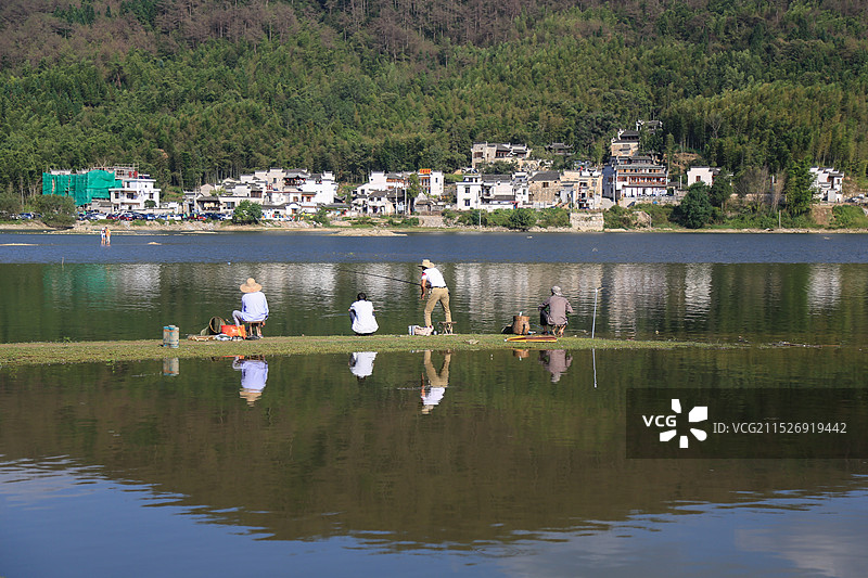 山间湖泊 湖边垂钓背影 闲适时光图片素材