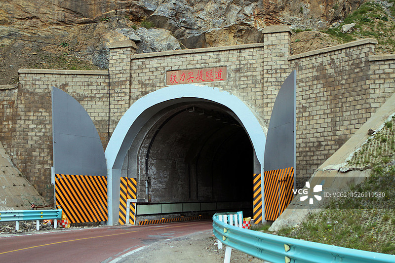 新疆独库公路铁力买提隧道图片素材