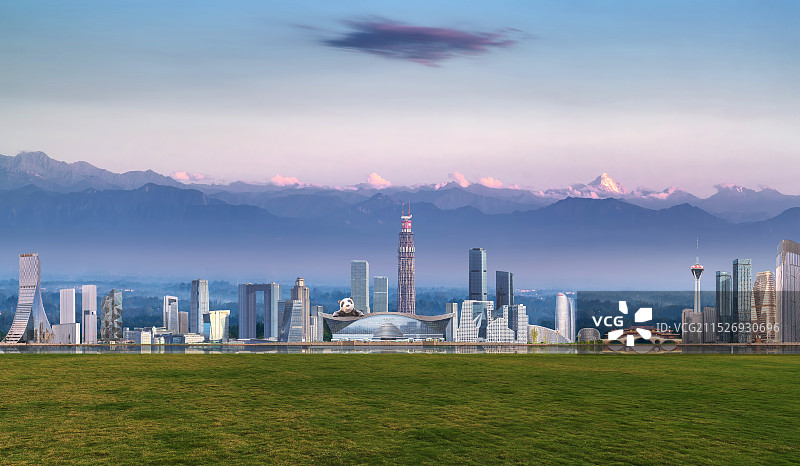 成都地标建筑，雪山下的现代化公园城市，天际线和无人的草坪图片素材