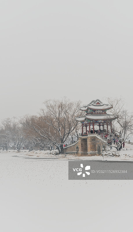 雪后的颐和园西堤六桥游客纷纷图片素材