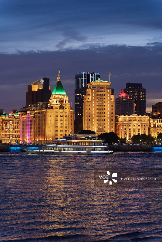 上海城市地标建筑风景外滩日落蓝调夜景图片素材