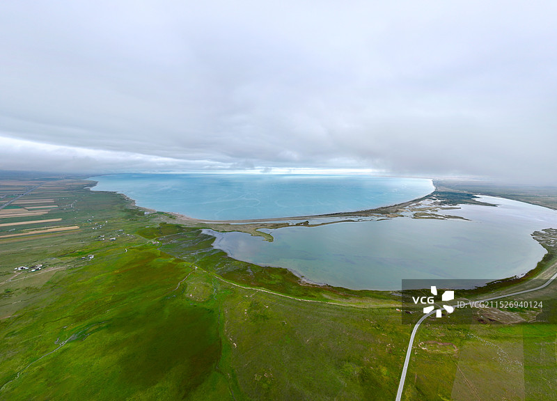 青海省海南藏族自治州青海湖景区草原与环湖公路航拍图片素材